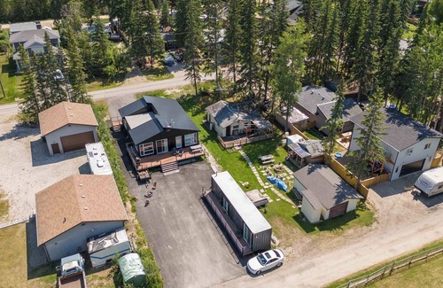 Central Alberta House | Guest Lakehouse in Val Quentin with partial lake view