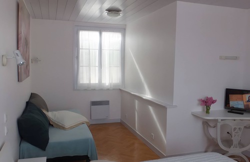 Ars-en-Re Bed & Breakfast | Guest Room - 1 with Shared Garden and Air Conditioning