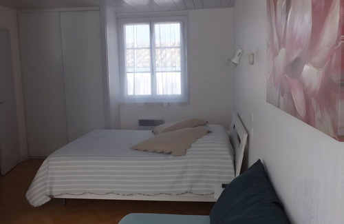 Ars-en-Re Bed & Breakfast | Guest Room - 1 with Shared Garden and Air Conditioning