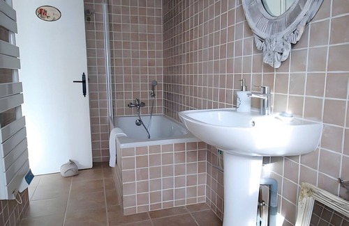 Suzay Bed & Breakfast | Guest Room 'Marquise De Pompadour' with Pool, Breakfast, Shared Garden, and Wi-Fi