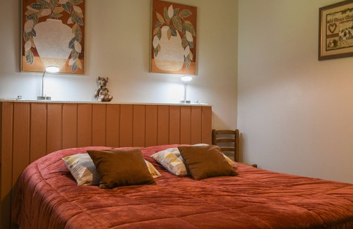 Loisieux Bed & Breakfast | Guest Room 'Noisette' with Mountain View, Shared Pool and Wi-Fi