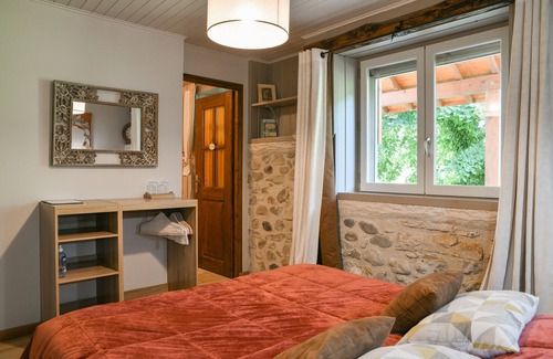 Loisieux Bed & Breakfast | Guest Room 'Noisette' with Mountain View, Shared Pool and Wi-Fi