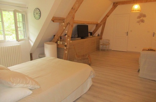 Trelissac Bed & Breakfast | Guest Room 'Suite Maraval Chez l'Habitant' with Private Terrace, Wi-Fi and Air Conditioning