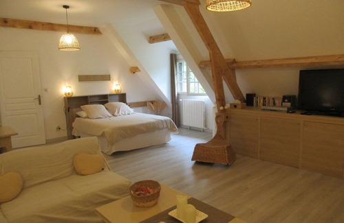 Trelissac Bed & Breakfast | Guest Room 'Suite Maraval Chez l'Habitant' with Private Terrace, Wi-Fi and Air Conditioning