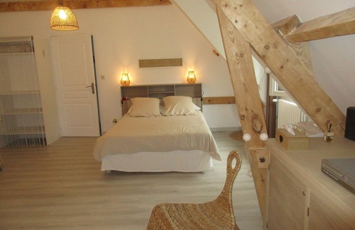 Trelissac Bed & Breakfast | Guest Room 'Suite Maraval Chez l'Habitant' with Private Terrace, Wi-Fi and Air Conditioning