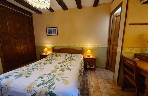 Saulnay Bed & Breakfast | Guest rooms with game room in Berry