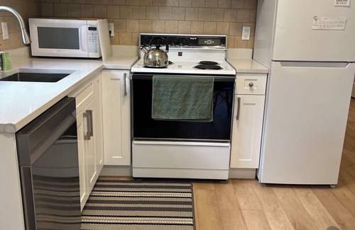 Coquitlam House | Guest Suite 2 beds Coquitlam Centre Mall -10min walk to Skytrain/Mall