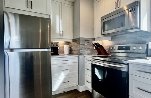 Regional District of Nanaimo House | Guest suite in Fairwinds! 2 minutes from golf course w/putting green in yard!