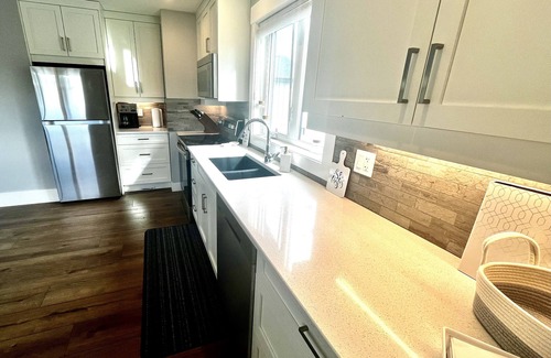 Regional District of Nanaimo House | Guest suite in Fairwinds! 2 minutes from golf course w/putting green in yard!