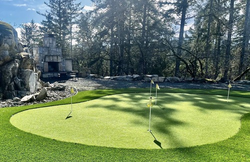 Regional District of Nanaimo House | Guest suite in Fairwinds! 2 minutes from golf course w/putting green in yard!