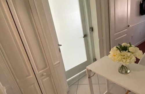 Richmond West Apartment | Guest Suite in Miami near Zoo very good for couples, Business travelers, Tourist