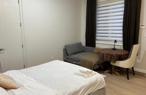 Richmond City Centre Bed & Breakfast | Guest suite in Richmond(Rose Garden Vacation)