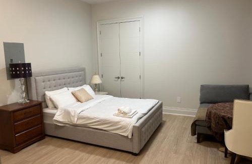 Richmond City Centre Bed & Breakfast | Guest suite in Richmond(Rose Garden Vacation)