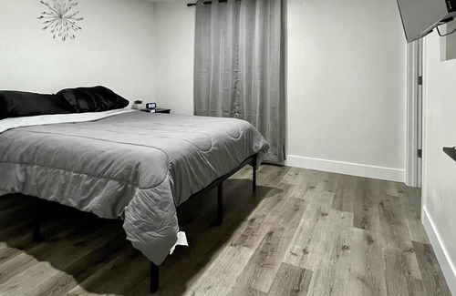 West Jordan House | GUEST SUITE - MODERN/SPACIOUS