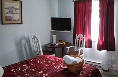 Abbotsford House | Guest Suite Private Retreat for 2 Guests With AC - 4 Units Available
