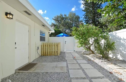 Hunt Club Apartment | GUEST SUITE PARADISO (DIGSIFY) | PRIVATE ENTRANCE | KING BED | SELF CHECK-IN | FREE PARKING | PGA