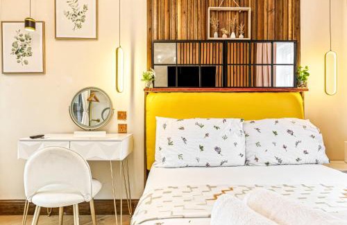 Barkingside Apartment | Guest suite with hot tub and sauna