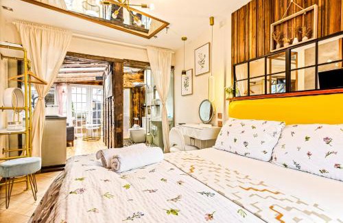 Barkingside Apartment | Guest suite with hot tub and sauna