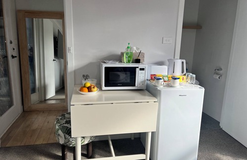 Westmeadows Apartment | Guest Suite with Private Entrance- 6 Minutes to Airport!
