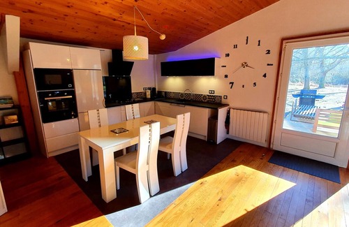 Saint-Vincent-de-Tyrosse Cottage | Guesthouse in wooded grounds
