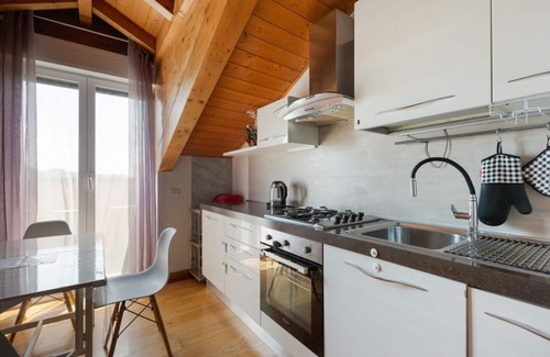 Lambrate Apartment | GuestHost- Milano Lambrate Cosy Balcony Apartment