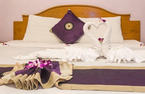 Nanai Road House | Guesthouse Belvedere - Room for 2 near Patong Beach, Wifi and Ac