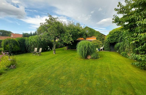 Region Hannover District House | Guesthouse Burgdorf Well-kept vacation home with a beautiful garden in a central location