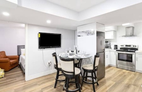 Brampton House | Guesthouse By Bramalea Mall