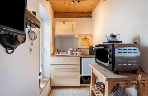 Damlos House | Guesthouse 'Charming Lütt Hus' with Private Terrace, Shared Garden and Wi-Fi