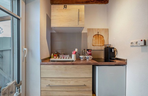 Damlos House | Guesthouse 'Charming Lütt Hus' with Private Terrace, Shared Garden and Wi-Fi