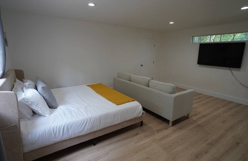 Bryker Woods House | Guesthouse · Downtown Austin Hideaway Best Location!