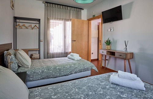 Leiria House | Guesthouse equipada com 4 quartos com WC privativo, piscina aquecida e jacuzzi.