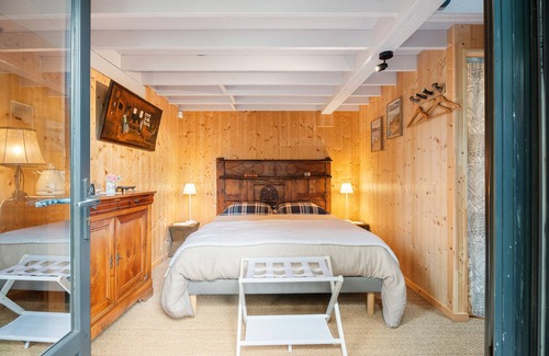 Pleudihen-sur-Rance Bed & Breakfast | Guesthouse 'La Cabane dans les charmes' with private terrace, shared garden and Wi-Fi