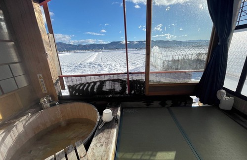 Omachi House | Guesthouse Gaki Daisho: Free transportation to and from ski resorts in the Hakuba area, nearby mountain trailheads, Ogisawa Station, the entrance to the Kurobe Dam, and restaurants in the city is available (up to 7 guests in a van; ski equipment cannot be