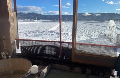 Omachi House | Guesthouse Gaki Daisho: Free transportation to and from ski resorts in the Hakuba area, nearby mountain trailheads, Ogisawa Station, the entrance to the Kurobe Dam, and restaurants in the city is available (up to 7 guests in a van; ski equipment cannot be