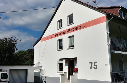 Kesselheim Apartment | Guesthouse Koblenz – Top Floor for up to 10 People with Garden Access and Barbecue