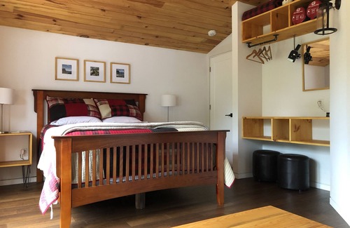 Bancroft House | Guesthouse near Bancroft on private lake & close to Algonquin