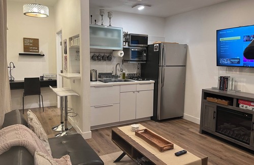 Tarzana House | Guesthouse ,privet entry,gated,designated parking & patio