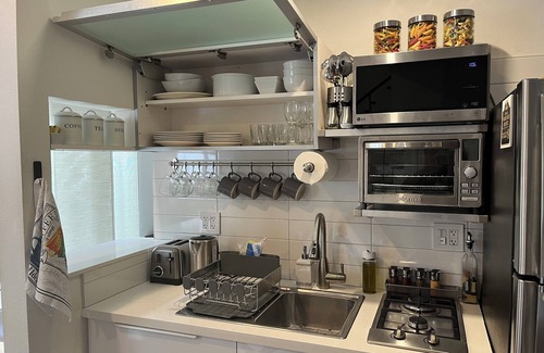 Tarzana House | Guesthouse ,privet entry,gated,designated parking & patio