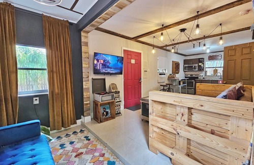 Poinsettia Heights House | Guesthouse with private deck, king bed, hammock, and full kitchen
