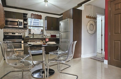 Poinsettia Heights House | Guesthouse with private deck, king bed, hammock, and full kitchen