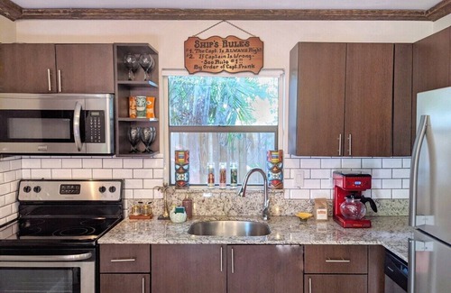 Poinsettia Heights House | Guesthouse with private deck, king bed, hammock, and full kitchen