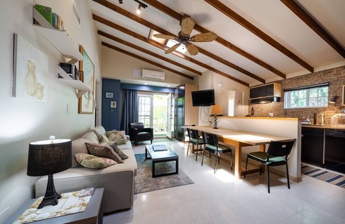 Topanga House | Guesthouse with views, pool and comfort.