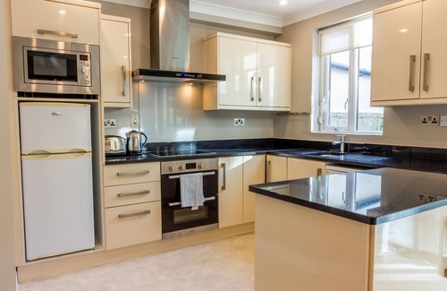 Sutton Cross House | GuestReady - Amazing Family Home with a Garden