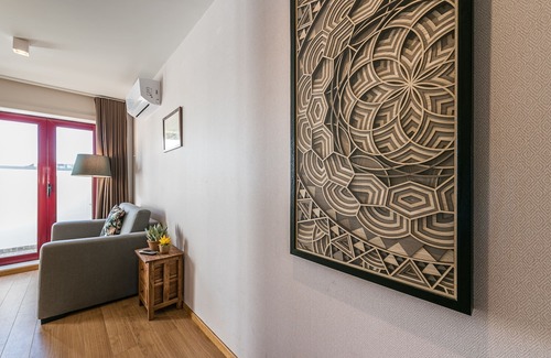 Bonfim Hotel | Guestready Crayon Walls 3rd