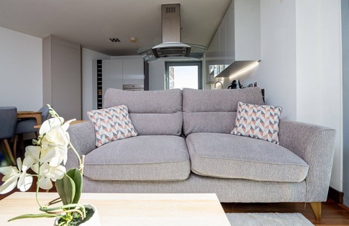 St. Mary's Park Apartment | GuestReady Essential - Riverside Home in Battersea