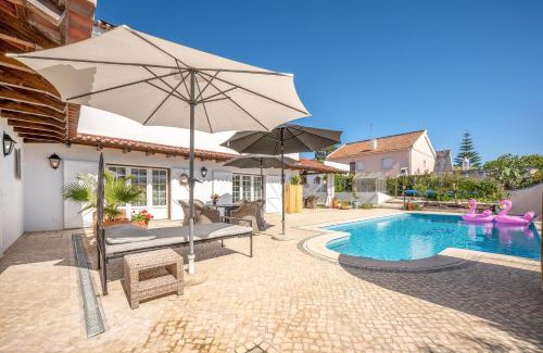 Lagoa de Albufeira House | GuestReady - Gorgeous Villa near the Lagoon