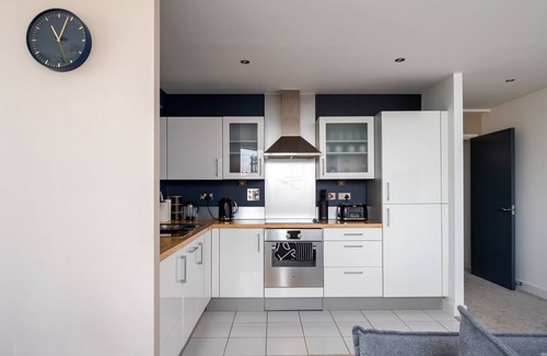 Docklands Apartment | GuestReady - London's Elegant Escape