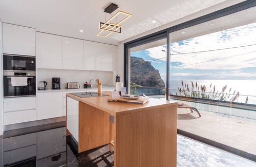 Campanario Villa | GuestReady - Madeiran oasis with ocean view