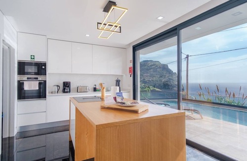 Campanario Villa | GuestReady - Madeiran oasis with ocean view